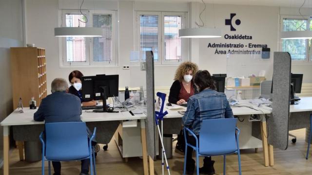 Varias personas son atendidas en un centro de salud de Osakidetza. Varias personas son atendidas en un centro de salud de Osakidetza.