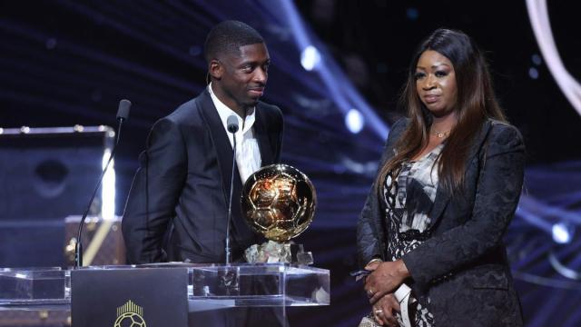 Ousmane Dembélé recogiendo su Balón de Oro en gala organizada por ‘France Football’.