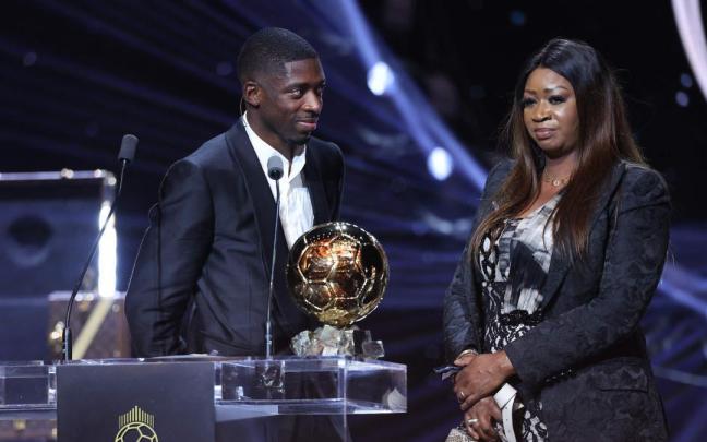 Ousmane Dembélé recogiendo su Balón de Oro en gala organizada por ‘France Football’.