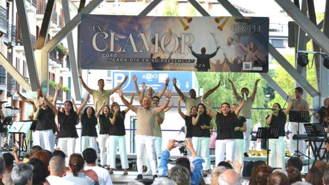 El coro Cada Día en Su Presencia durante una de sus actuaciones en Arrasate.