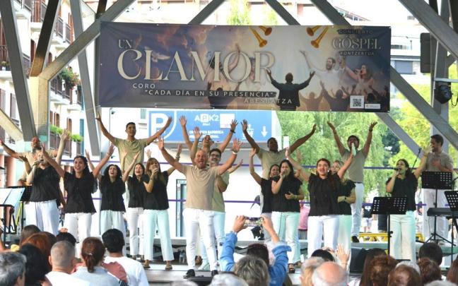 El coro Cada Día en Su Presencia durante una de sus actuaciones en Arrasate.