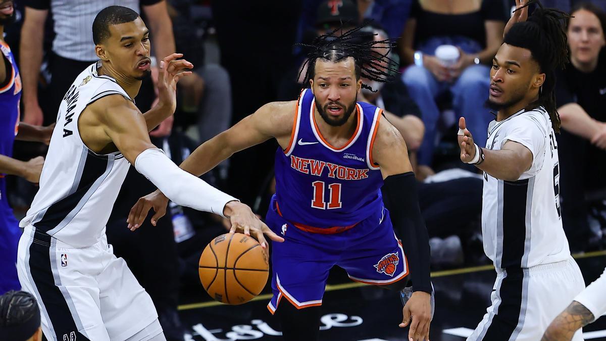 Jalen Brunson, ante la defensa de los San Antonio Spurs.