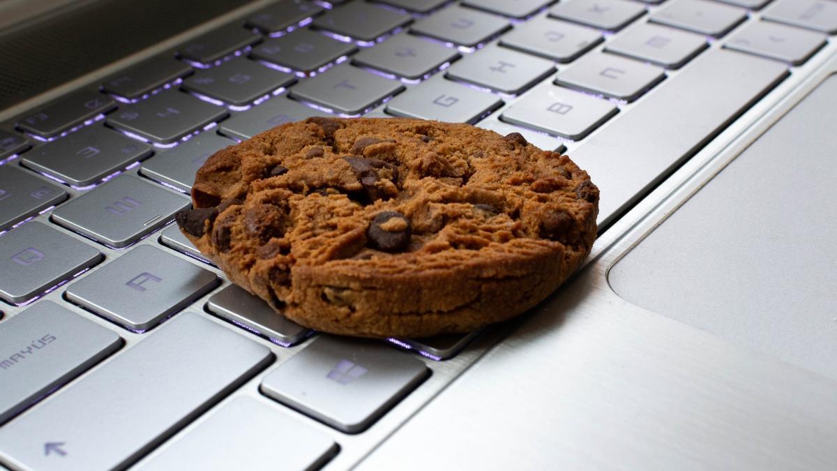 Una 'cookie' encima del teclado de un ordenador portátil.