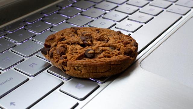 Una 'cookie' encima del teclado de un ordenador portátil.