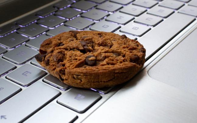 Una 'cookie' encima del teclado de un ordenador portátil.