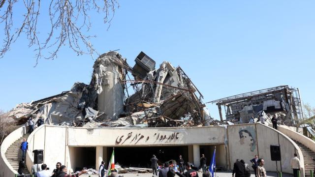Edificio atacado en Teherán