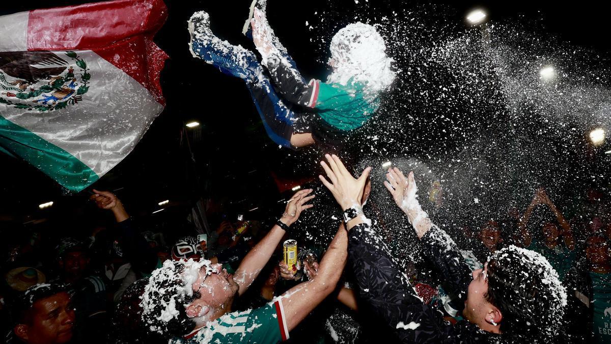 Mexicanos celebran el pase a octavos de final del Mundial.