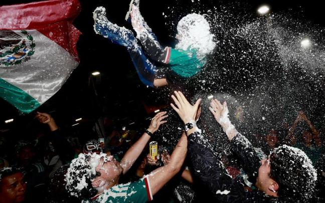 Mexicanos celebran el pase a octavos de final del Mundial.