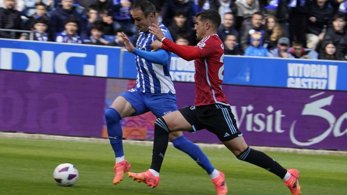 Kike García y Carreira pugnan por un balón en el último Alavés-Celta. Ambos apuntan esta noche a titulares. / ALEX LARRETXI