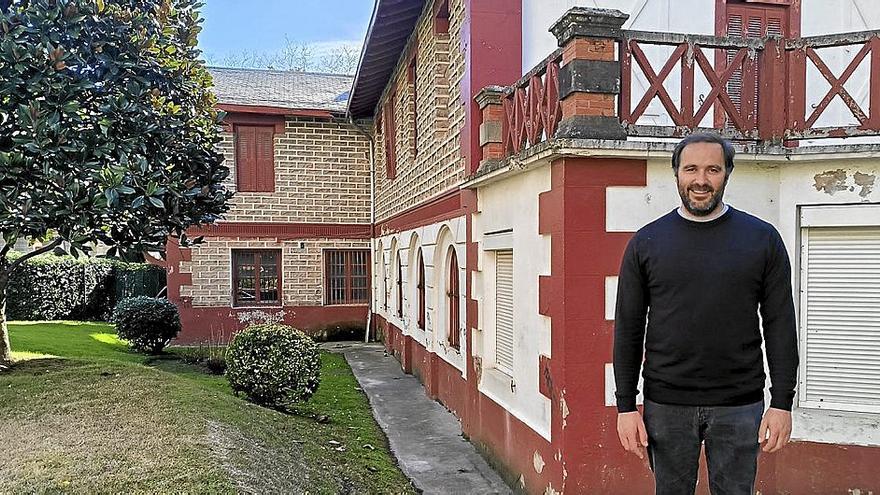 Iban San Martin, concejal de Seguridad Ciudadana, en Villa Nuria. | FOTO: ZARAUZKO UDALA