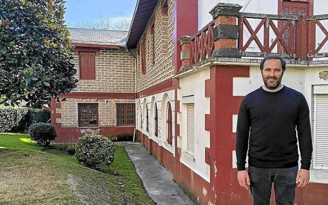 Iban San Martin, concejal de Seguridad Ciudadana, en Villa Nuria. | FOTO: ZARAUZKO UDALA