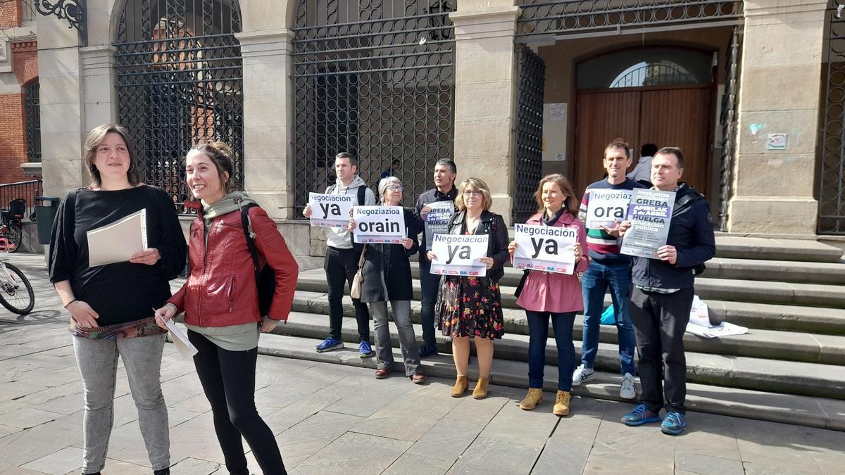 Concentración de los sindicatos que han convocado una huelga en la educación pública de Navarra .