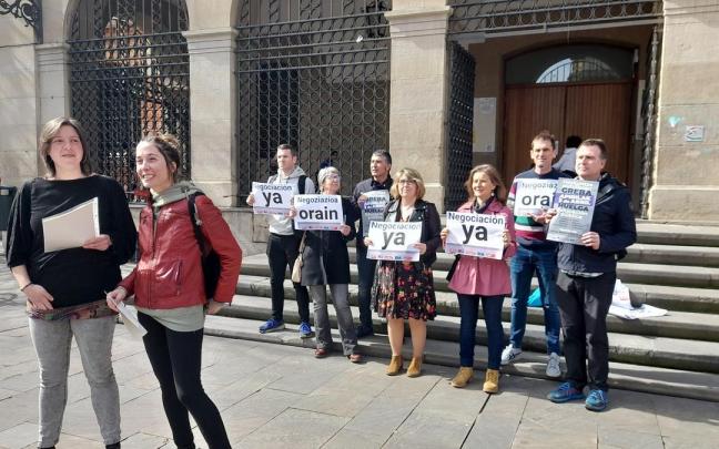 Concentración de los sindicatos que han convocado una huelga en la educación pública de Navarra .
