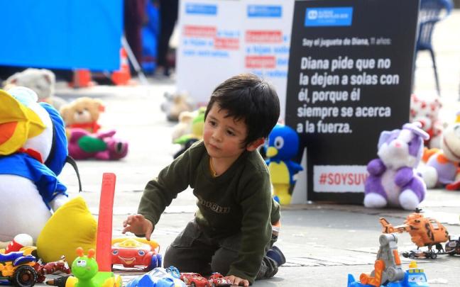 Un ni&ntilde;o jugando durante un acto de protesta contra el abuso infantil.