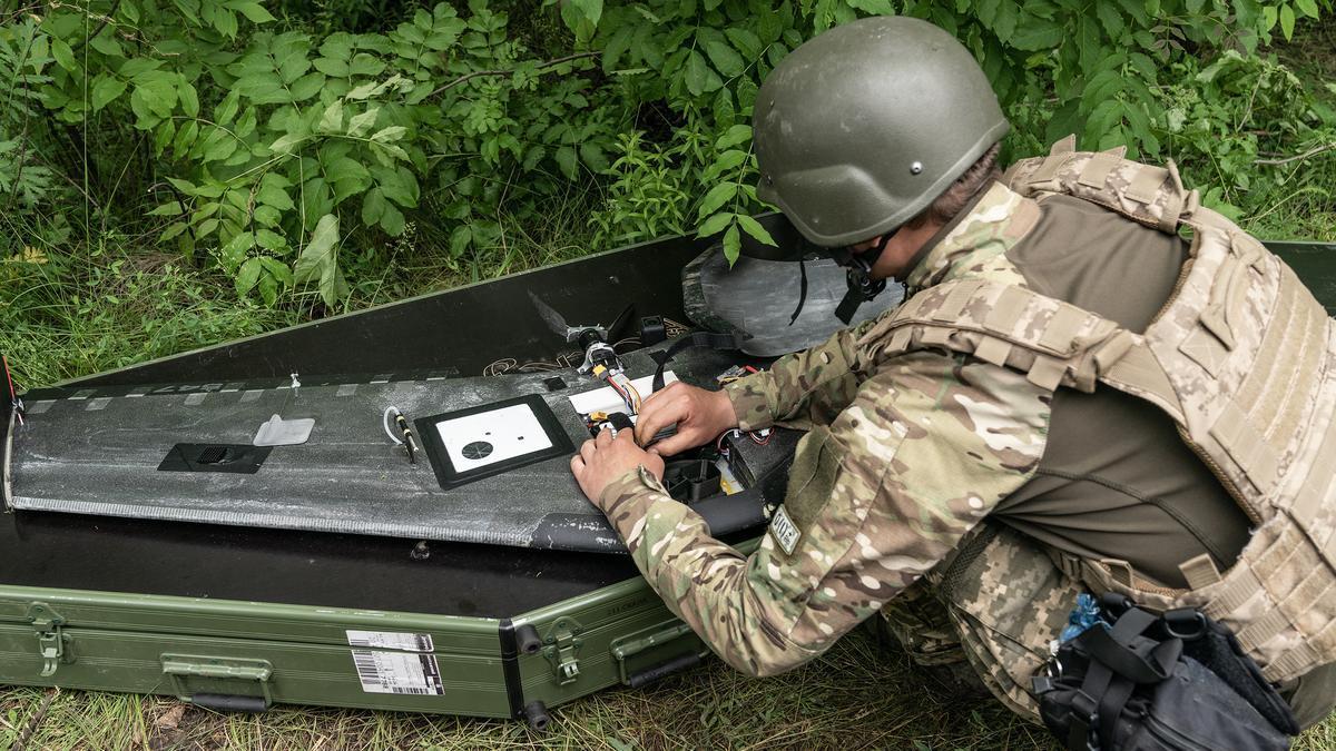Soldado ucraniano manipula un dron.
