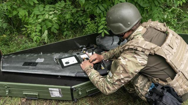 Soldado ucraniano manipula un dron.