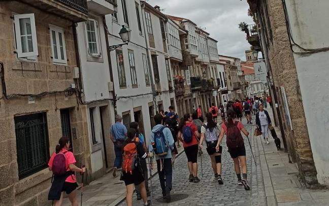 Peregrinos bajan por el medio de la Rúa de San Pedro, en Santiago de Compostela. / EP Peregrinos bajan por el medio de la Rúa de San Pedro, en Santiago de Compostela.