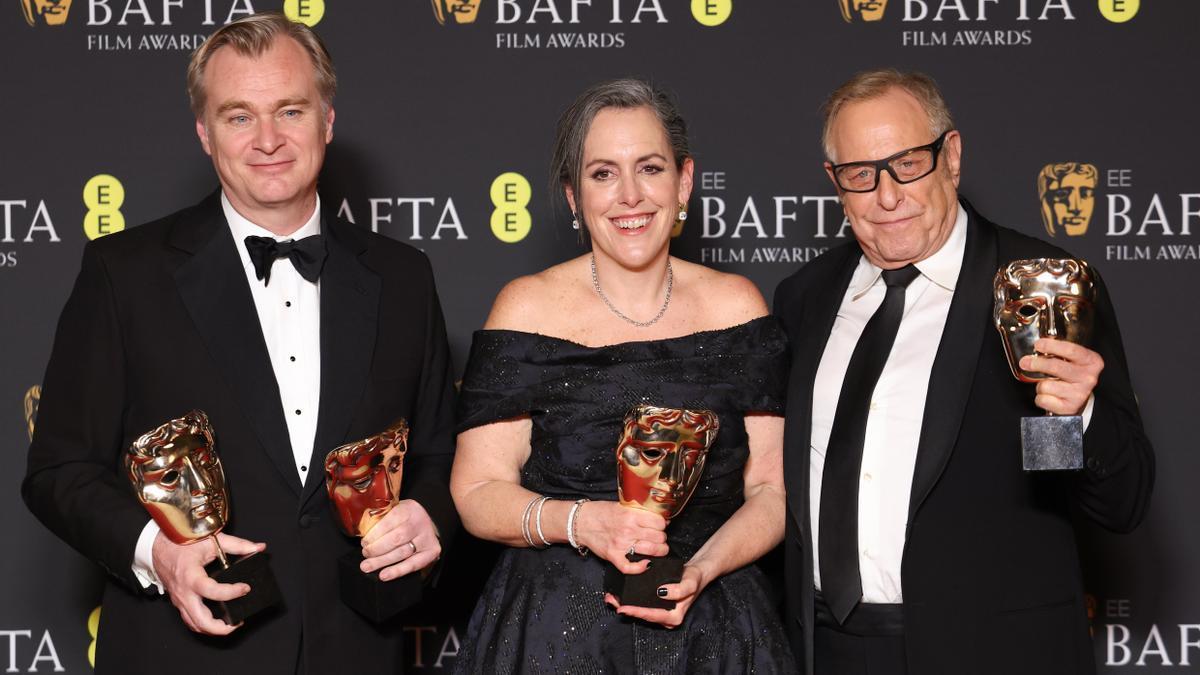 El director de 'Oppenheimer', Cristopher Nolan, y los productores del filme, Emma Thomas y Charles Roven, con varios de los Bafta con los que han sido premiados.
