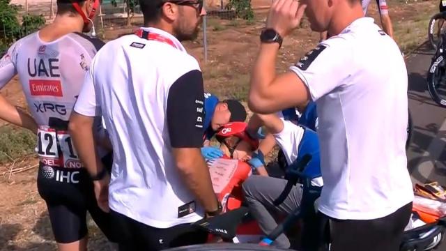 Pogacar, dolorido, abandona la Vuelta tras una dura caída.
