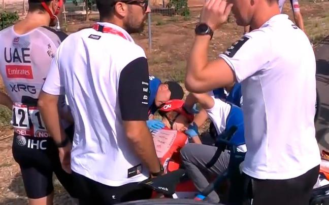 Pogacar, dolorido, abandona la Vuelta tras una dura caída.