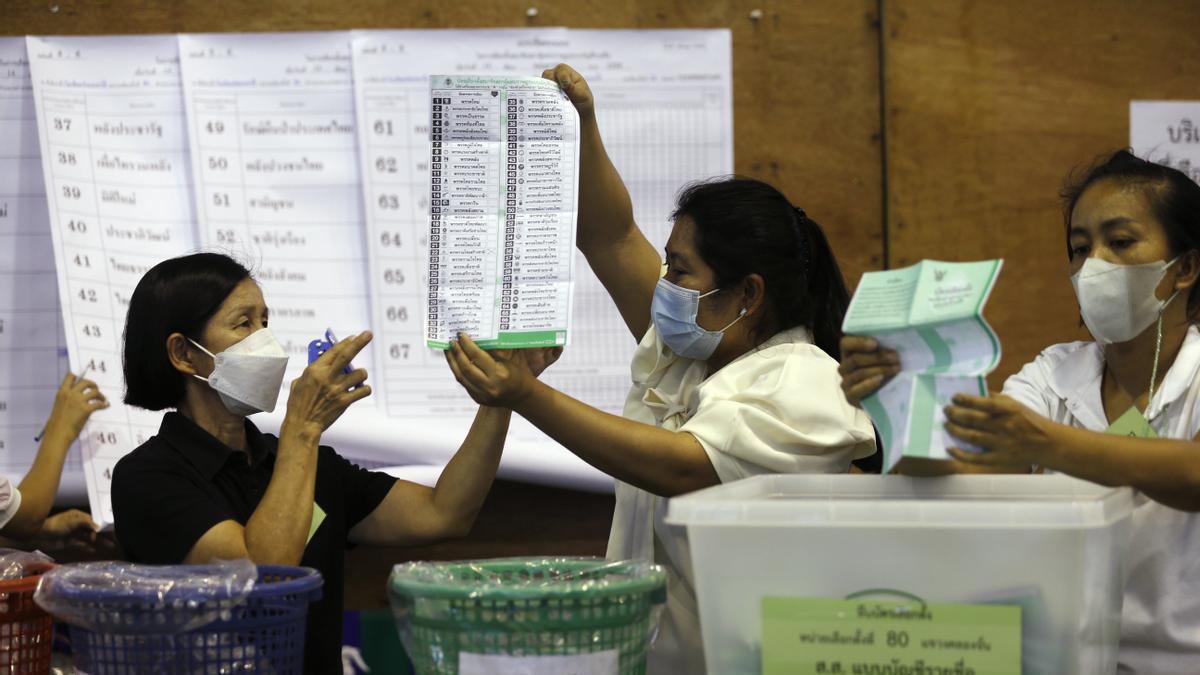 Recuento de votos tras el cierre de los colegios electorales.