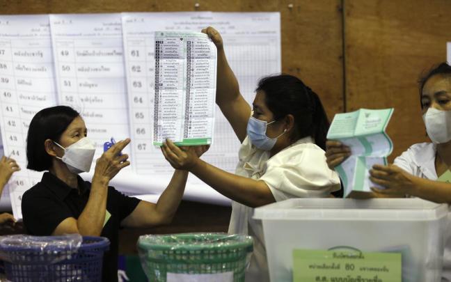 Recuento de votos tras el cierre de los colegios electorales.
