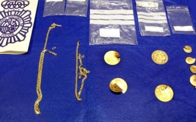Algunas de las piezas de oro falsas que el detenido y la mujer en búsqueda utilizaban para estafar.
