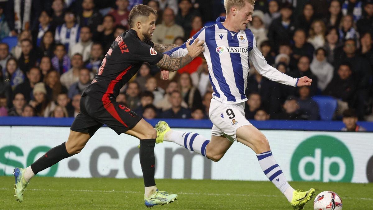 Iñigo Martínez agarra a Óskarsson para intentar frenarle, en una acción del partido disputado entre la Real y el Barça el domingo pasado en Anoeta. / EFE/ JAVI COLMENERO