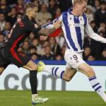 Iñigo Martínez agarra a Óskarsson para intentar frenarle, en una acción del partido disputado entre la Real y el Barça el domingo pasado en Anoeta. / EFE/ JAVI COLMENERO