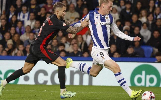 Iñigo Martínez agarra a Óskarsson para intentar frenarle, en una acción del partido disputado entre la Real y el Barça el domingo pasado en Anoeta. / EFE/ JAVI COLMENERO