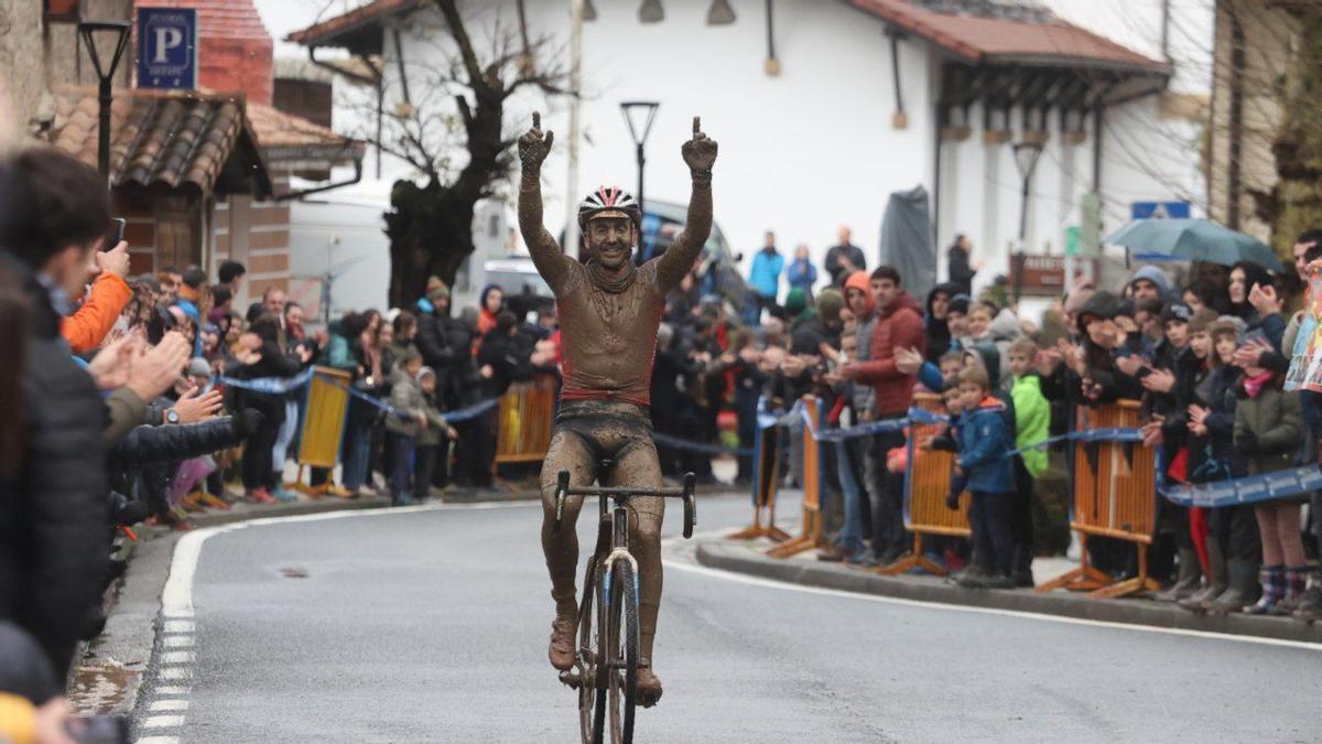 Gorka Izagirre festeja la victoria del ciclocross de Ormaiztegi, su localidad notal.