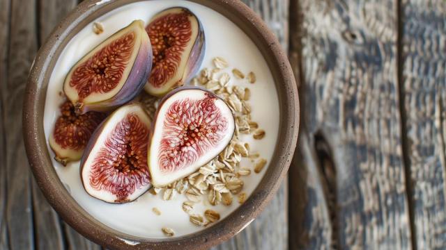 Yogurt con higos y avena, un desayuno rico y saciante.