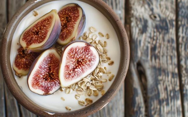 Yogurt con higos y avena, un desayuno rico y saciante.