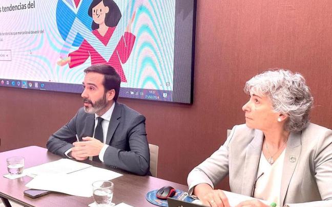 El consejero Javier Hurtado y la directora de Comercio, Elena Moreno.