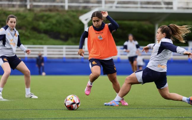 Izarne trata de frenar el avance de Lorena, en el entrenamiento que llevó ayer a cabo la Real en Zubieta. / REAL SOCIEDAD