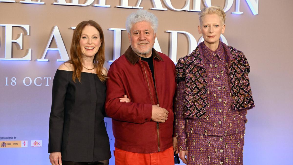 Julianne Moore, Pedro Almodóvar y Tilda Swinton posan en el photocall de la película 'La habitación de al lado'