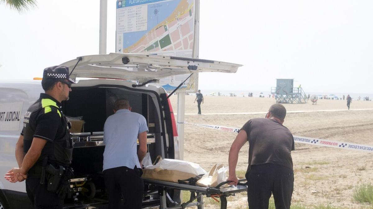 Investigan el hallazgo del cadáver descompuesto de un bebé en una playa de Roda de Berà.