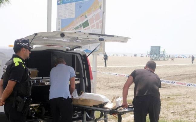 Investigan el hallazgo del cadáver descompuesto de un bebé en una playa de Roda de Berà.