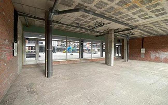 Acceso que tendrá la biblioteca que va a ser creada en la planta baja de los números 11, 12 y 13 de la plaza Euskaltzaleak.