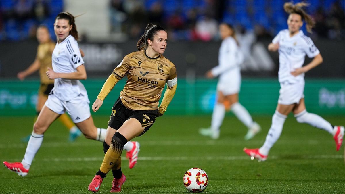 Nerea Eizagirre, durante una de las jugadas del partido contra el Real Madrid en la Supercopa. / AFP7 VIA EUROPA PRESS