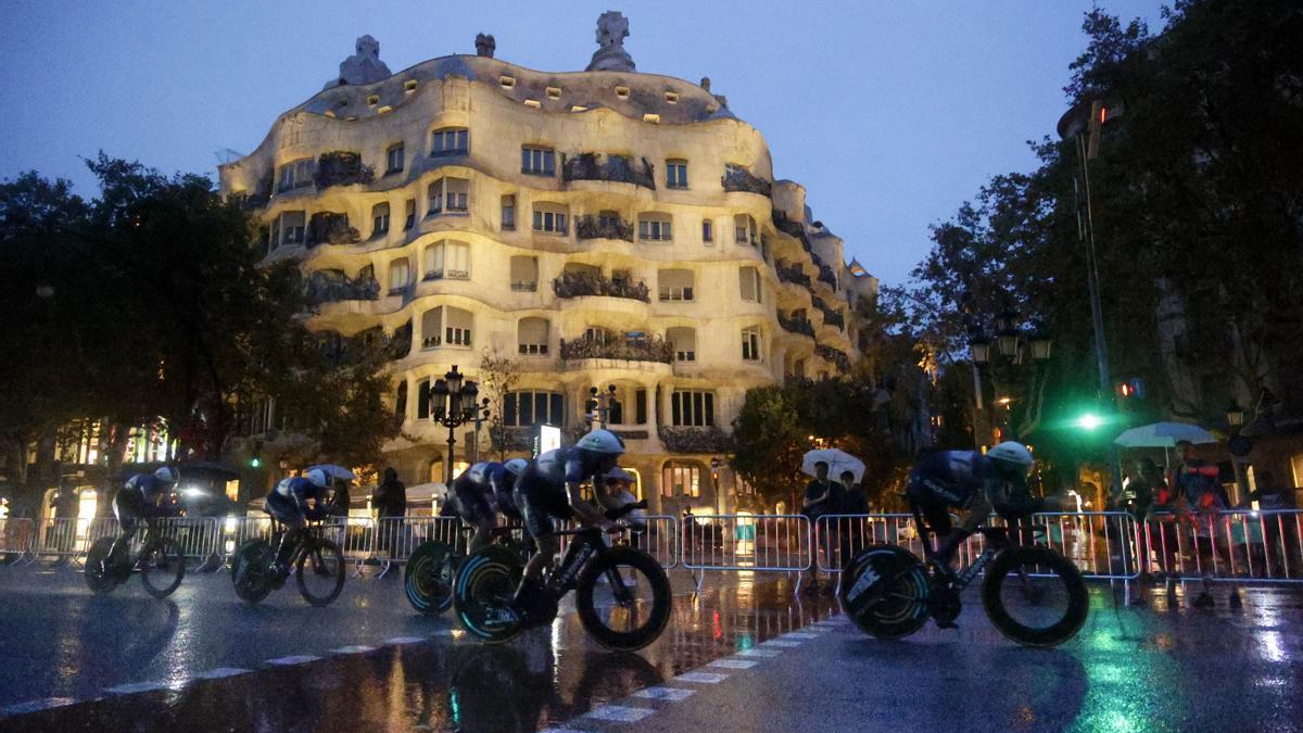 El Soudal, de Evenepoel, en la noche de Barcelona.