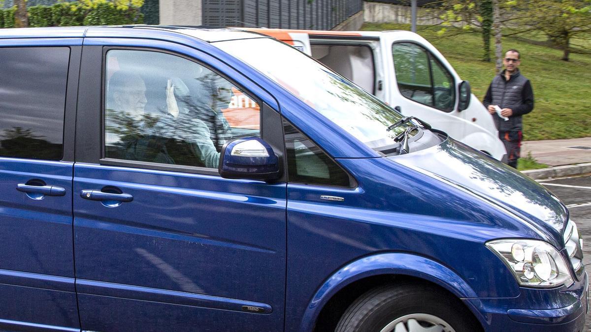 El rey emérito saluda desde la furgoneta en la que ha abandonado la clínica de Gasteiz.