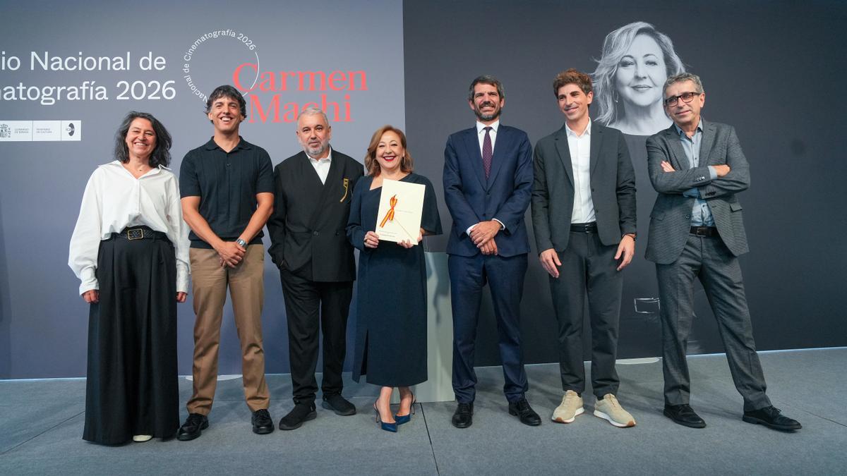 La actriz Carmen Machi (4i), el guionista Diego San José (2i), el director Félix Sabroso (3i), el ministro de Cultura, Ernest Urtasun (3d), y el alcalde de Donosti, Jon Insausti (2d), durante la ceremonia de entrega del Premio Nacional de Cinematografía a Carmen Machi, a 19 de septiembre de 2026, en Donostia.