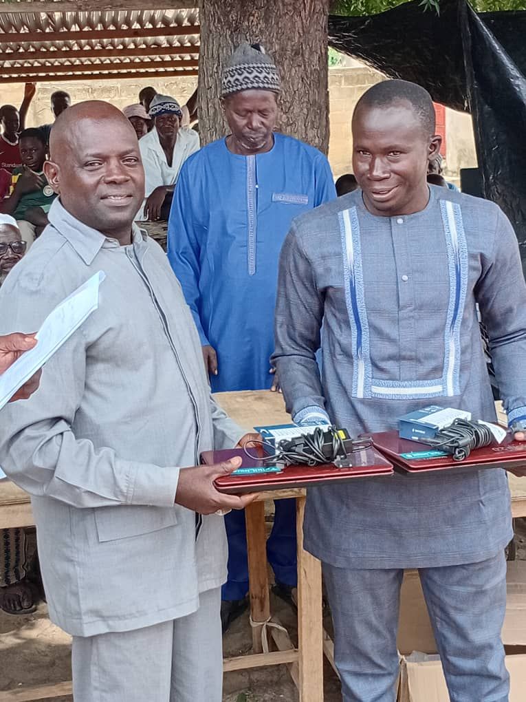 Diversos agentes han colaborado en la entrega de los ordenadores y la puesta en marcha de diferentes iniciativas que promueven el acceso de estos jóvenes senegaleses a las herramientas digitales.