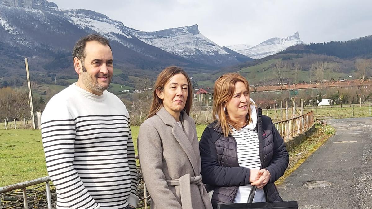 Kormenzana, Sarasola y Meabe en el exterior del baserri Santa Clara, donde el primer de ellos elabora mermeladas de frutas y verduras.