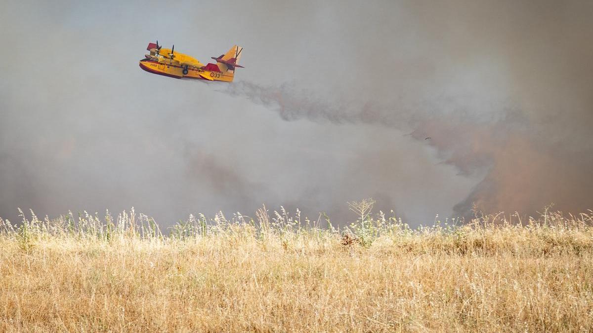 Efectivos de bomberos continúan tratando de controlar el incendio de Méntrida