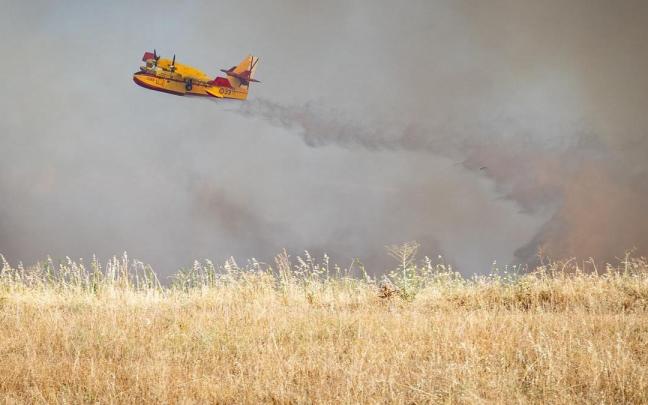 Efectivos de bomberos continúan tratando de controlar el incendio de Méntrida