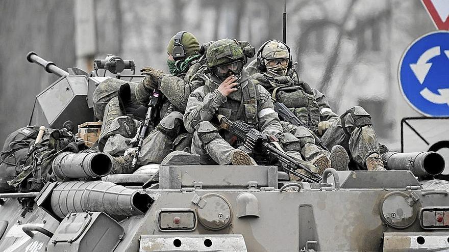 Militares rusos en el norte de Crimea. | FOTO: KONSTANTIN MIHALCHEVSKIY