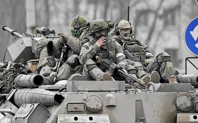 Militares rusos en el norte de Crimea. | FOTO: KONSTANTIN MIHALCHEVSKIY