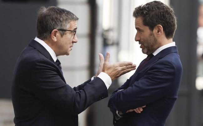 Patxi López charla con Borja Sémper en la puerta del Congreso.